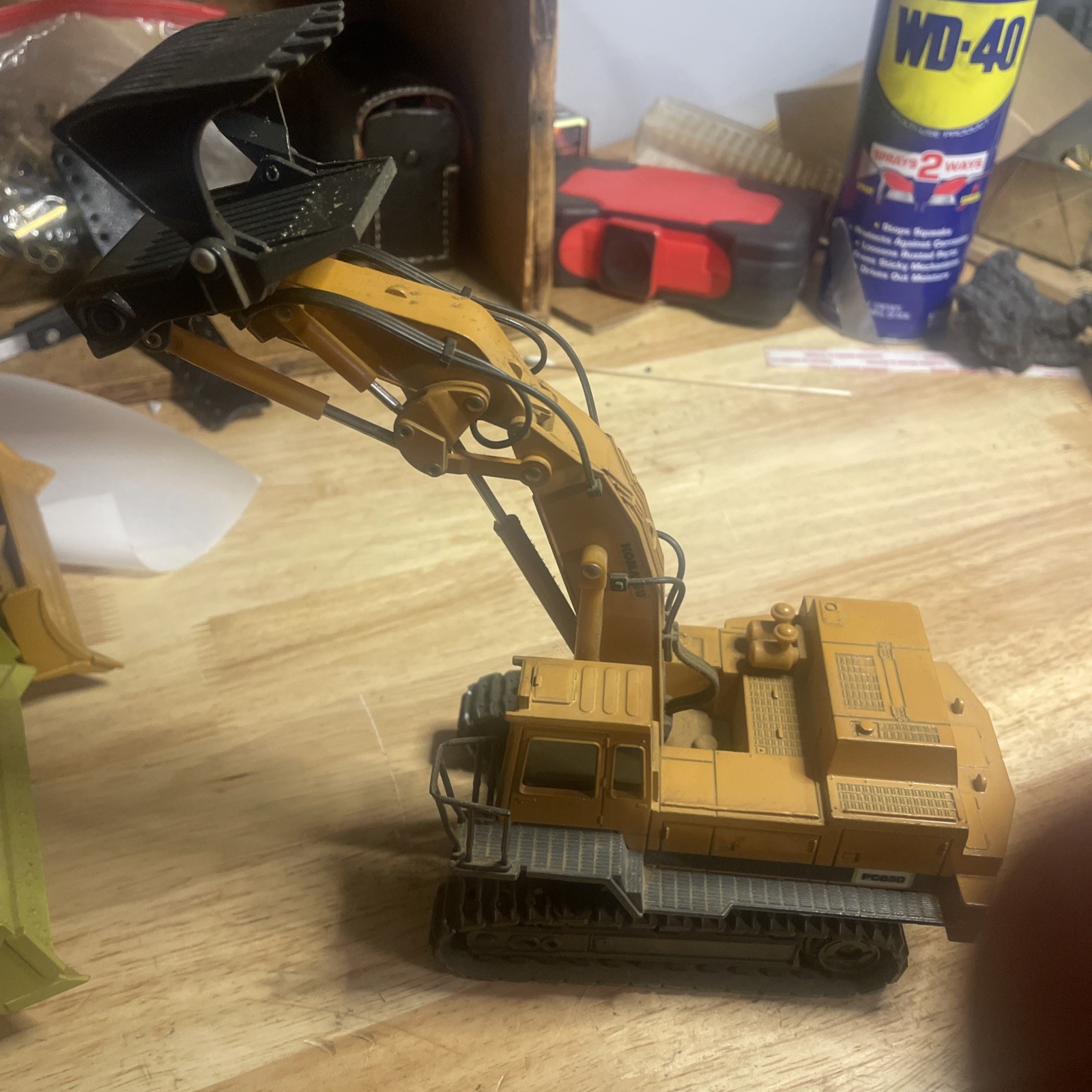 Shinsei No. 614, Komatsu PC650 Hydraulic Excavator – 1/50 Scale