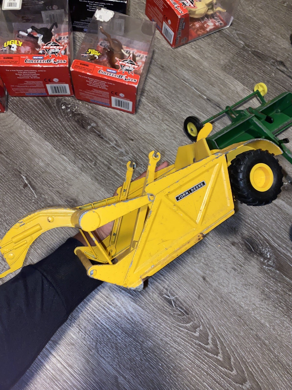 1970’S ERTL 18″ JOHN DEERE ELEVATING SCRAPER 1/16TH SCALE FOR as is
