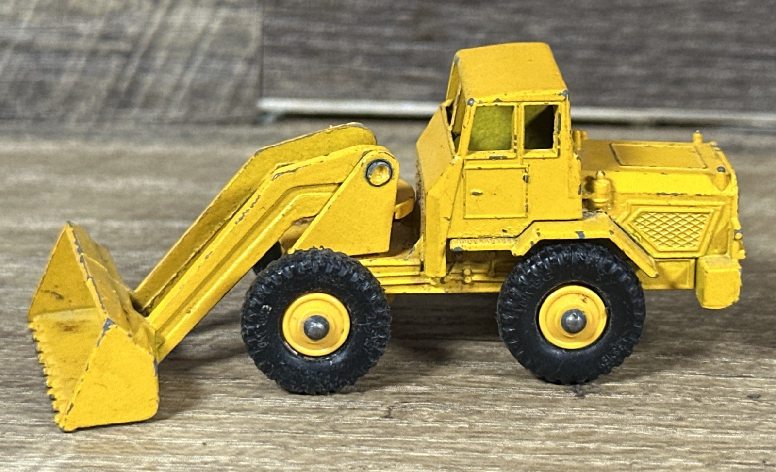 VINTAGE MATCHBOX LESNEY NO 69 TRACTOR SHOVEL DIE-CAST LOADER MADE IN ENGLAND