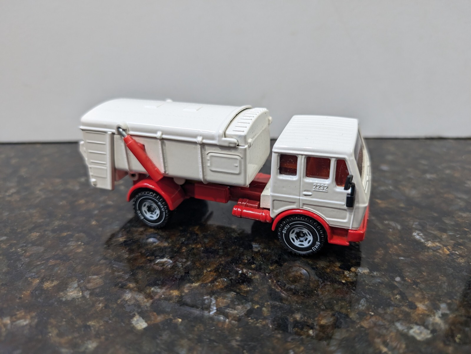 Siku 1:55 Scale 2511 Mercedes 2232 Garbage Refuse Truck White/Red Diecast Model
