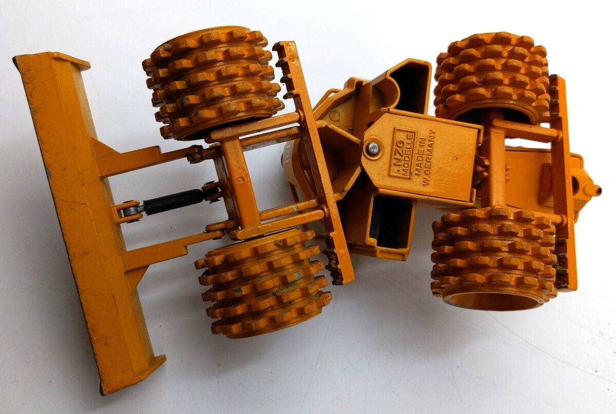 NZG 135 1:50 Scale Diecast Caterpillar 825 Compactor – Yellow/Box