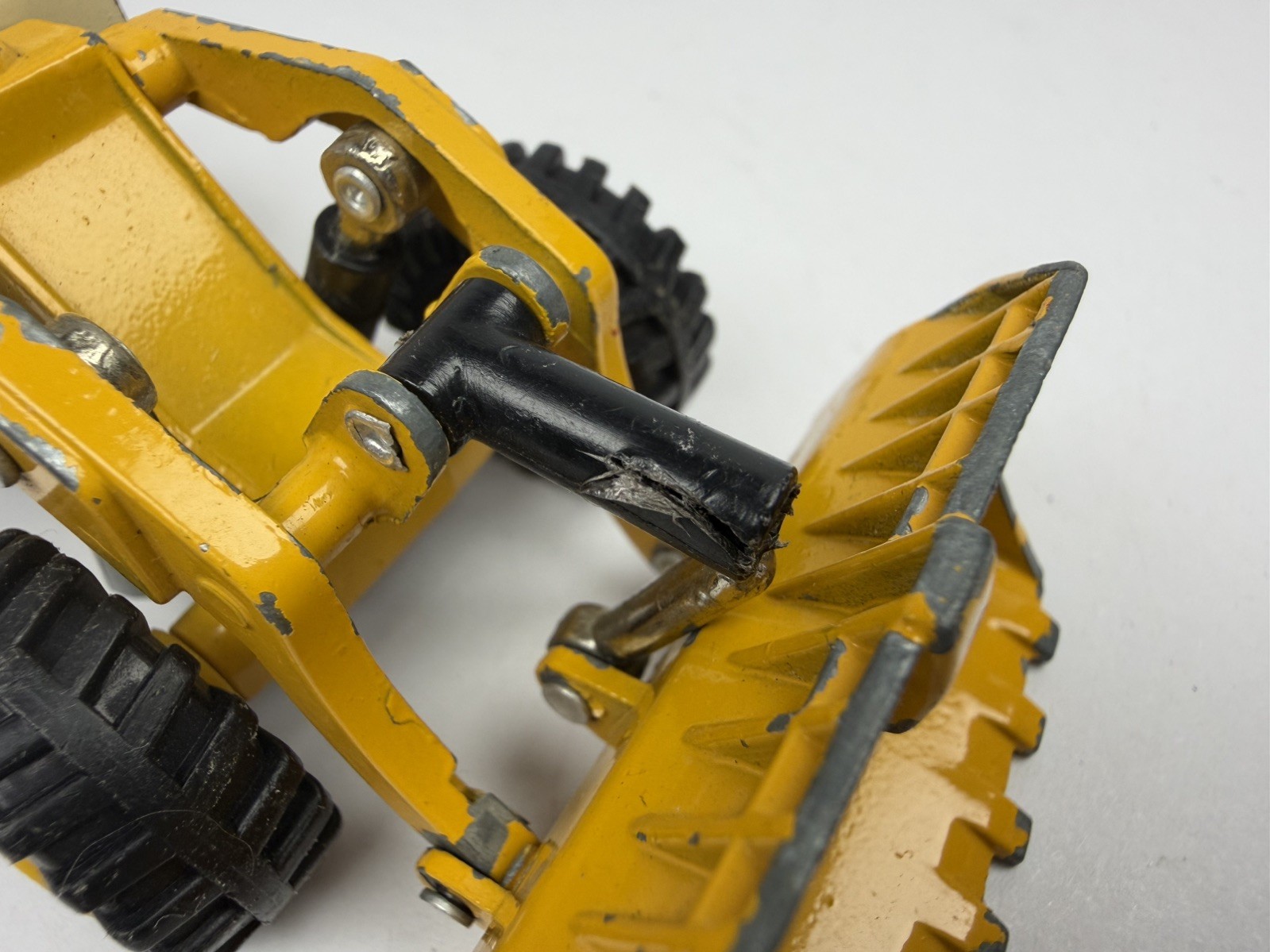 ERTL Mighty Movers – International 560 Wheel Loader 1:64 Diecast Parts Only