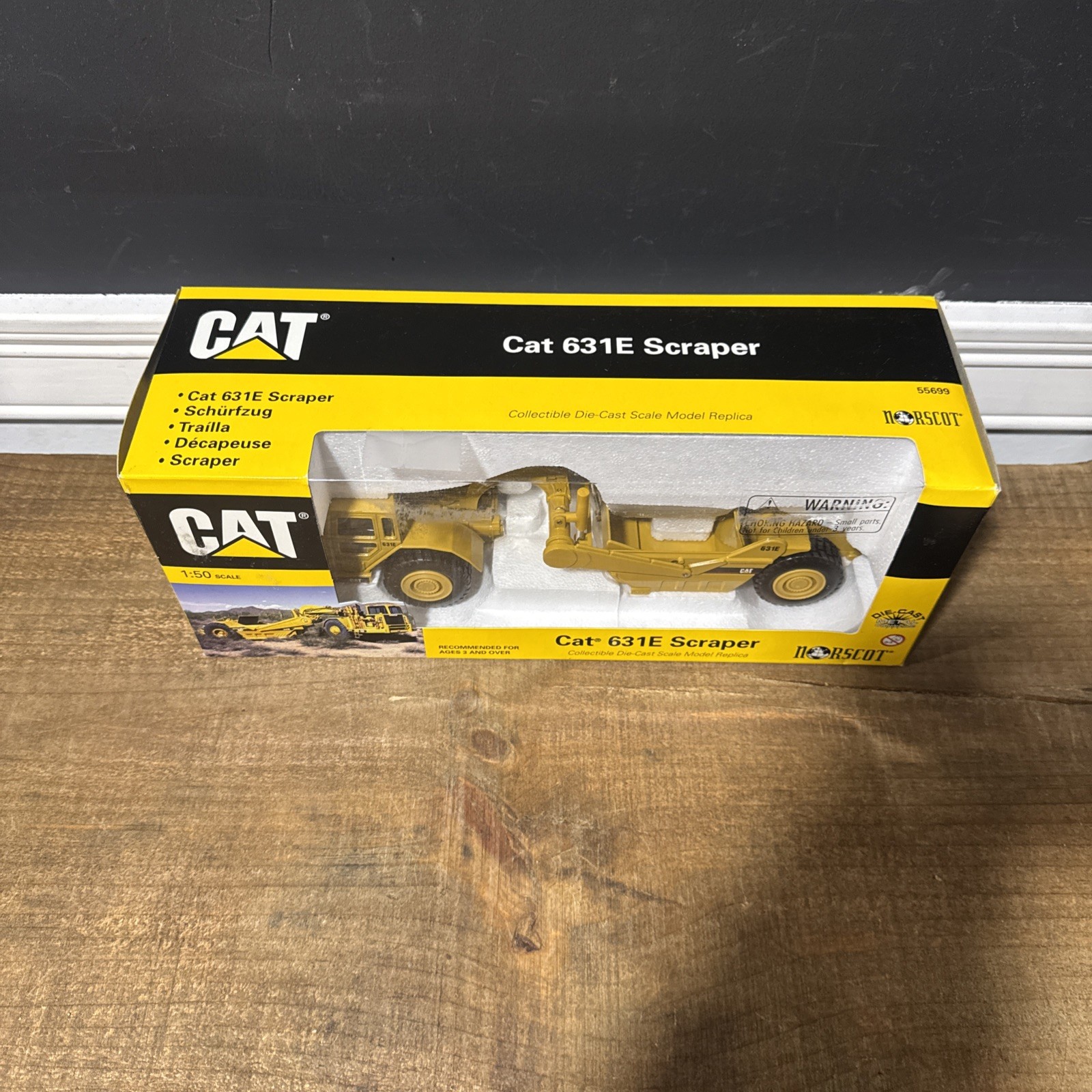 NIB Norscot 1:50 Cat 631E Scraper 55699 Die-Cast