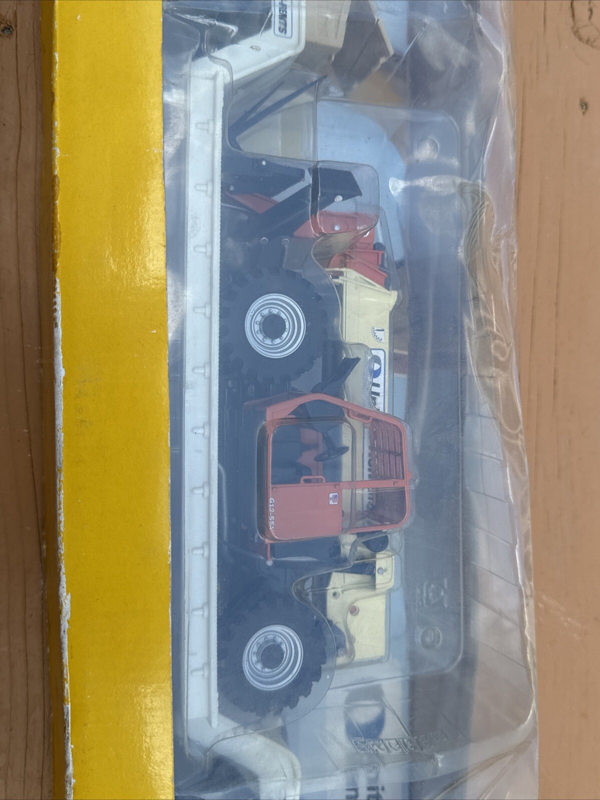 UNITED RENTALS IV Peterbilt Low Boy JLG Telehandler 1/32 Vintage