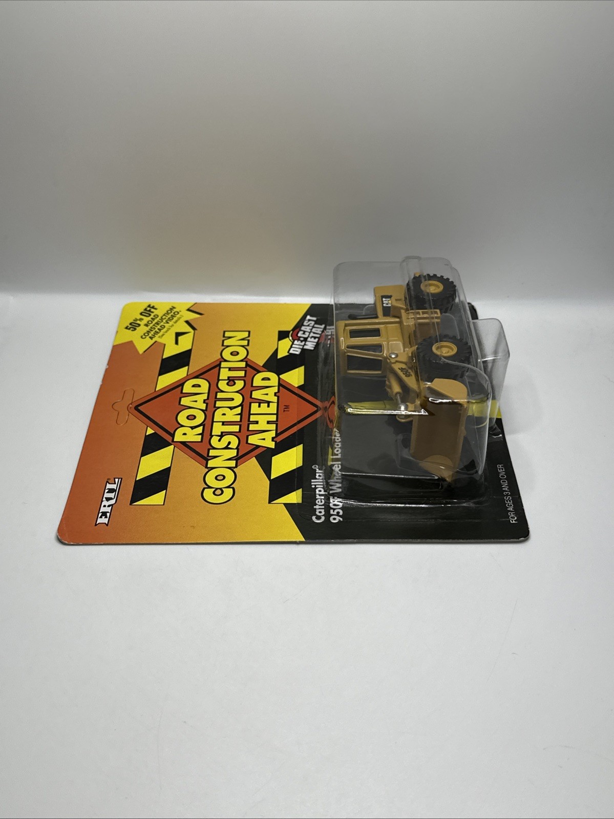 ERTL Road Construction Ahead Caterpillar 950F Wheel Loader 1995 Die-Cast NEW