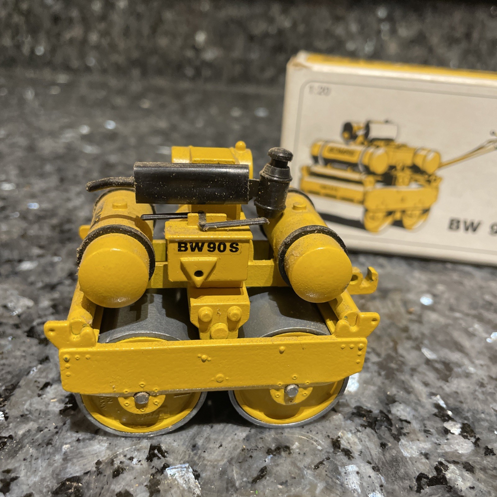NZG Bomag BW 90 S Double Drum Roller 1:20 Scale Die Cast Read