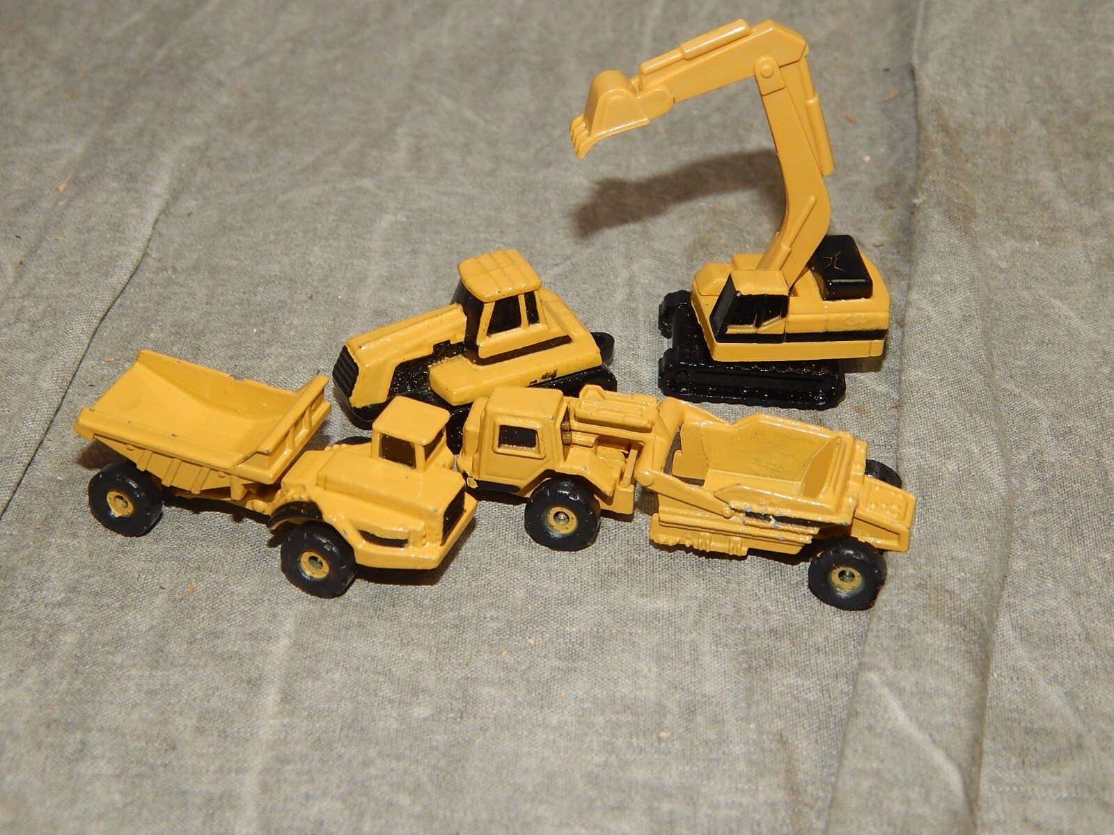 4 ERTL Micro size Construction Vehicles 0291Q & 0261Q