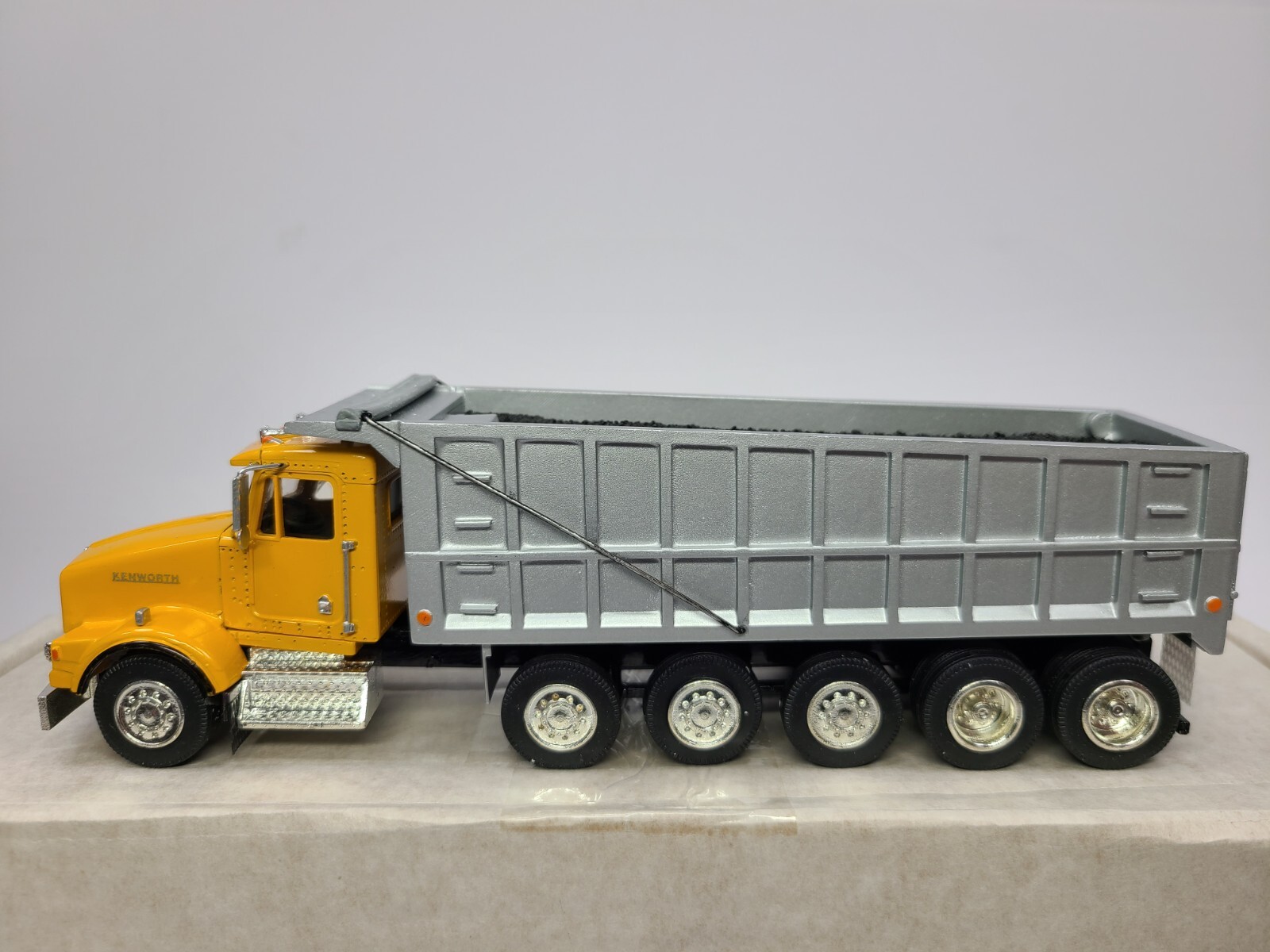 Kenworth T800 12×4 Dump Truck – Yellow – ASAM Smith 1:48 Scale Model New