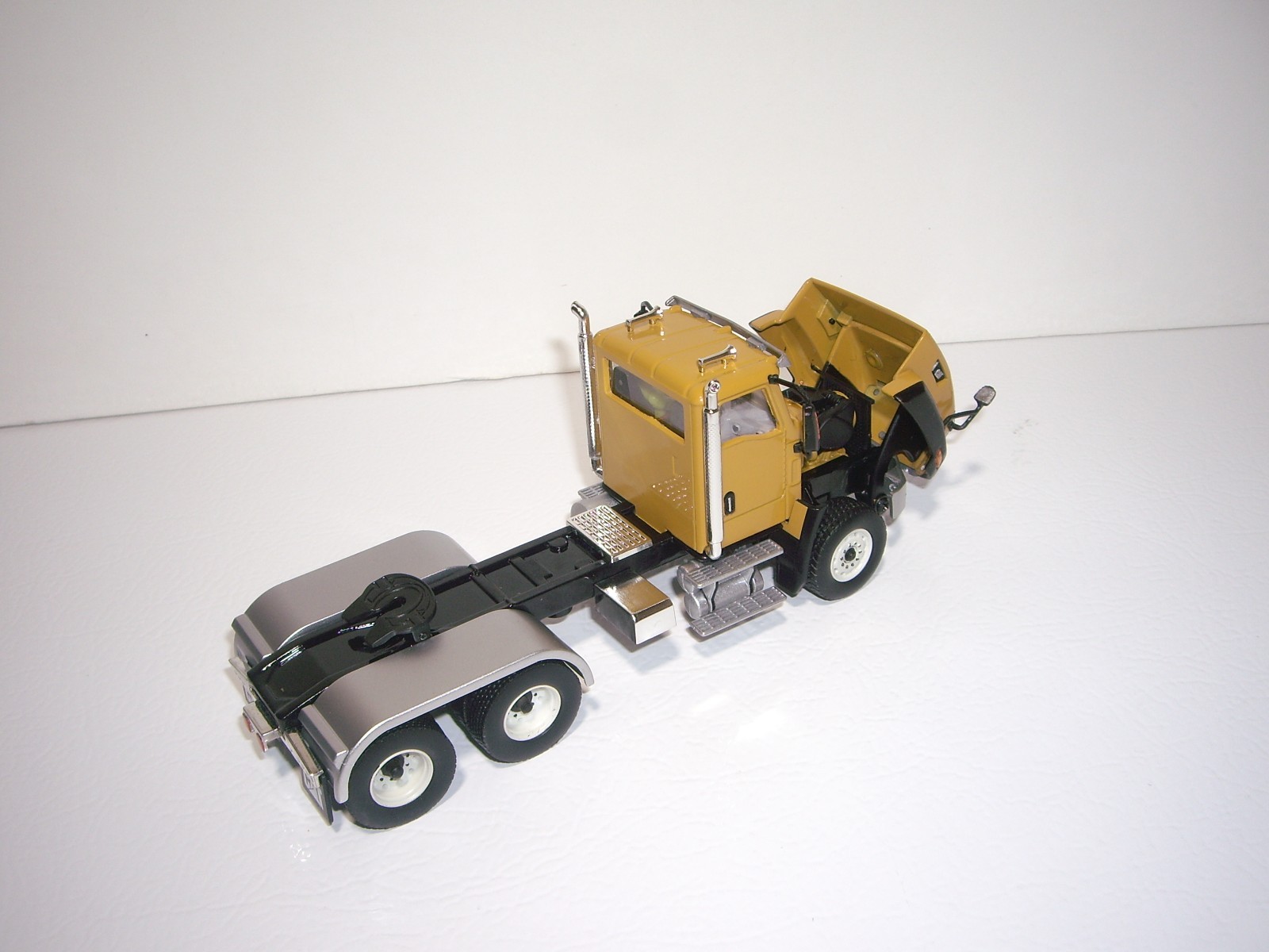 DIECAST MASTERS 1/50 CAT YELLOW CT660 DAYCAB SAME SCALE AS FIRST GEAR