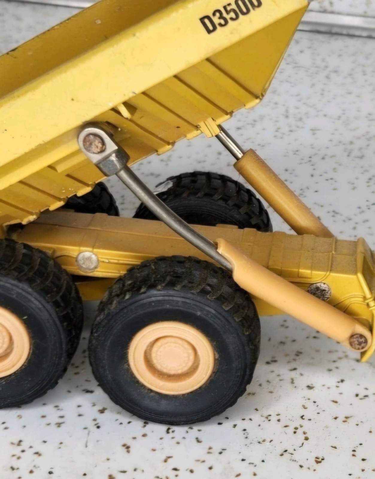 Ertl Mighty Movers 2431 1:50 Caterpillar D350D Articulated Dump Truck Die-Cast