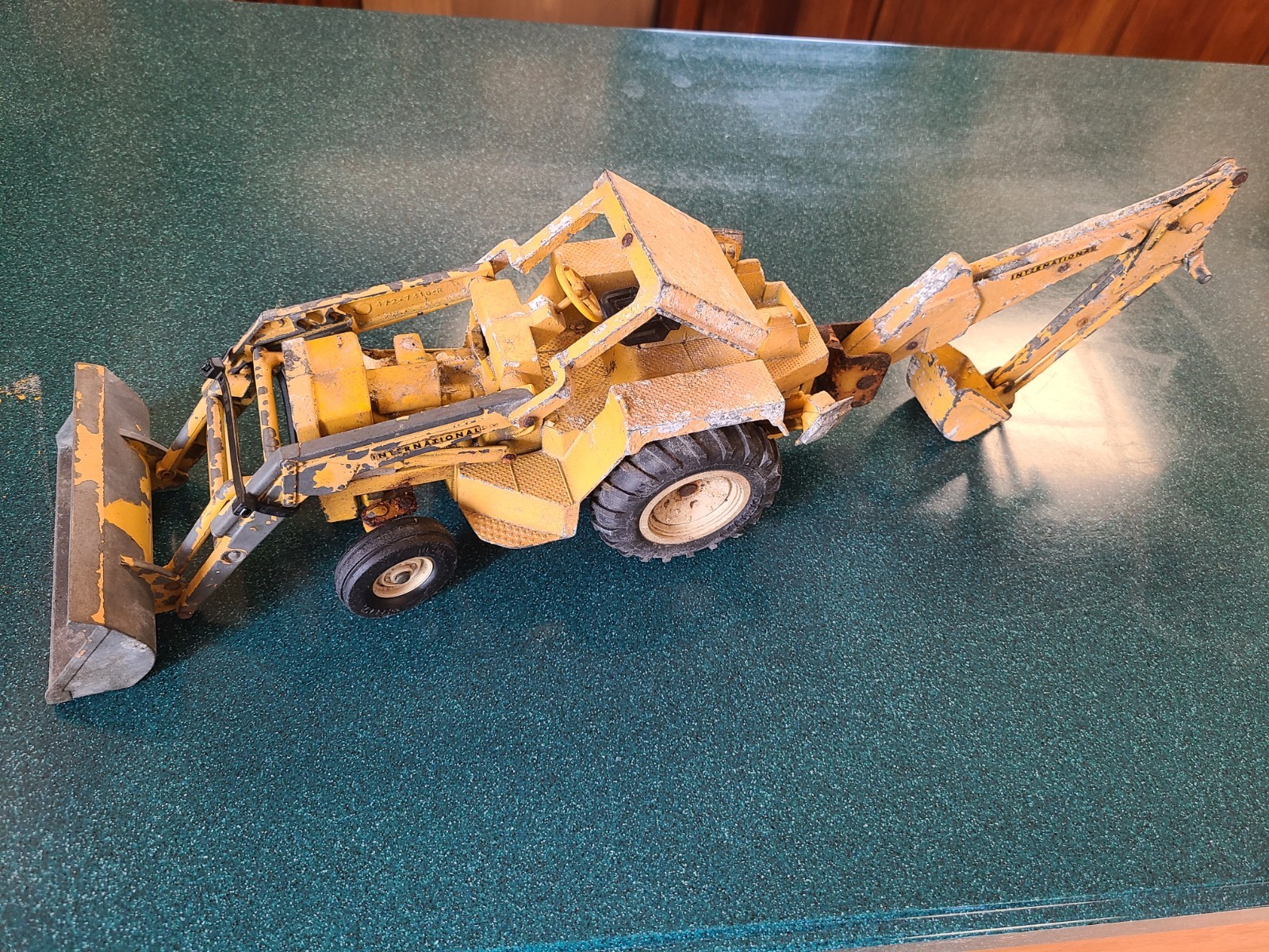 Vintage ERTL 2676 Yellow International Harvester #472 Backhoe Loader ~20” Metal