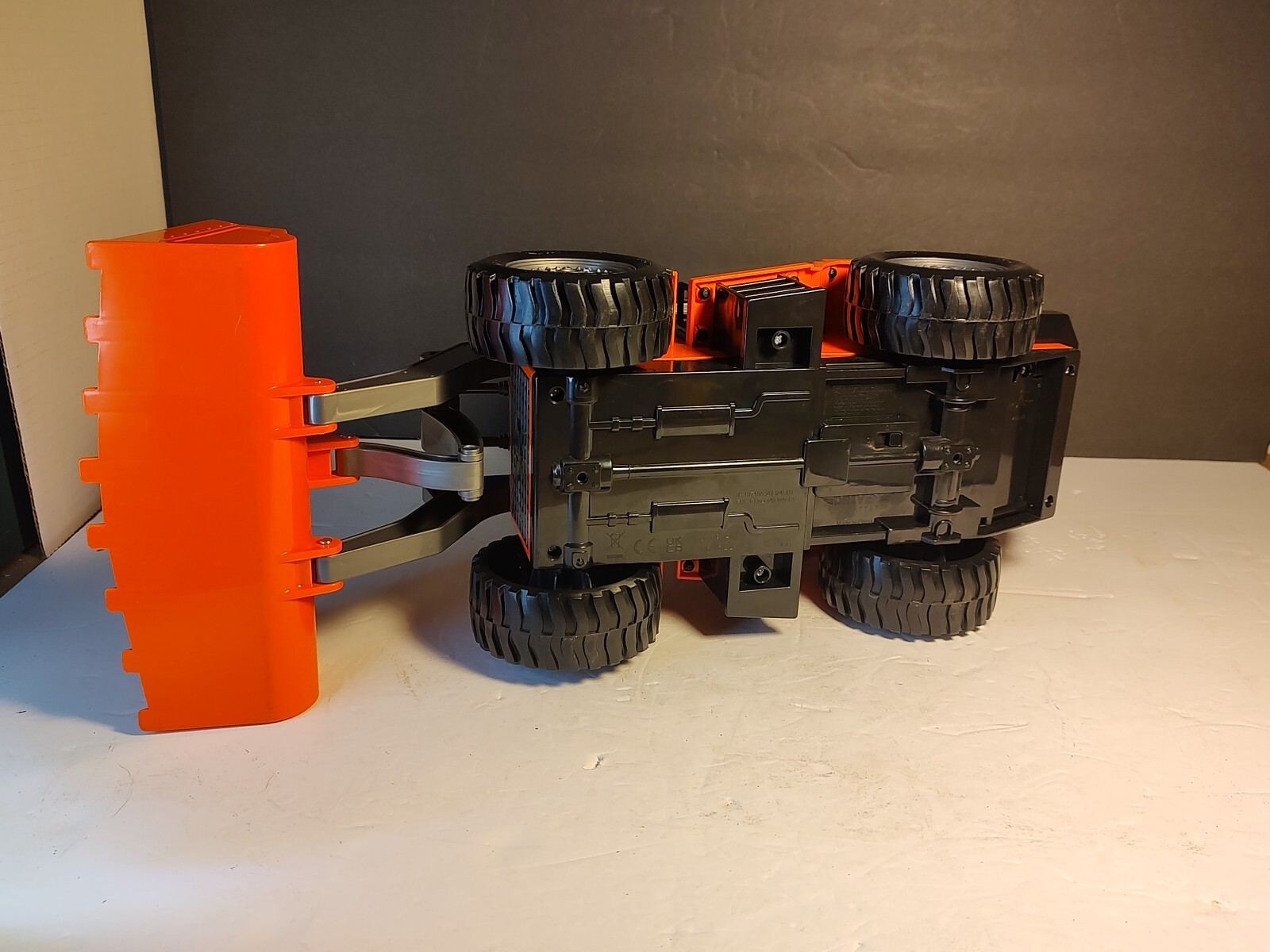 Battat Driven 1/14 Scale Large 19″ Front End Bucket Loader Construction Vehicle