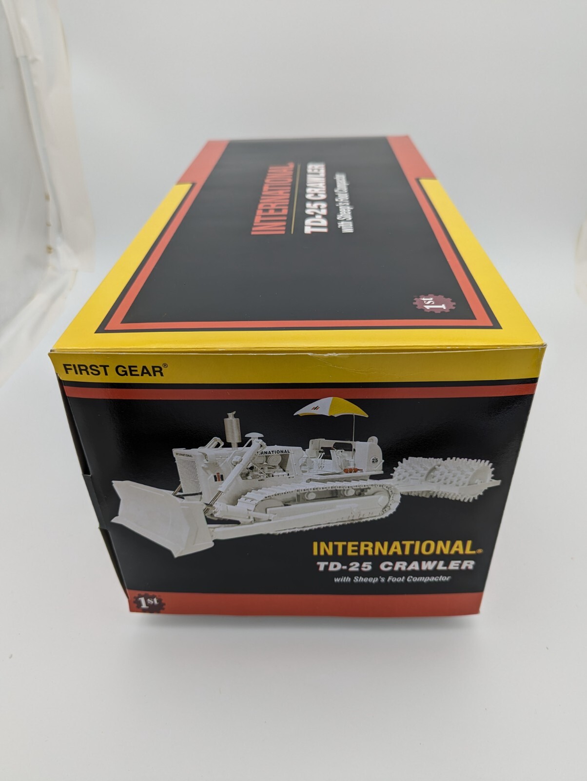 1/25 White International TD-25 Crawler with Sheep’s Foot Compactor by First Gear