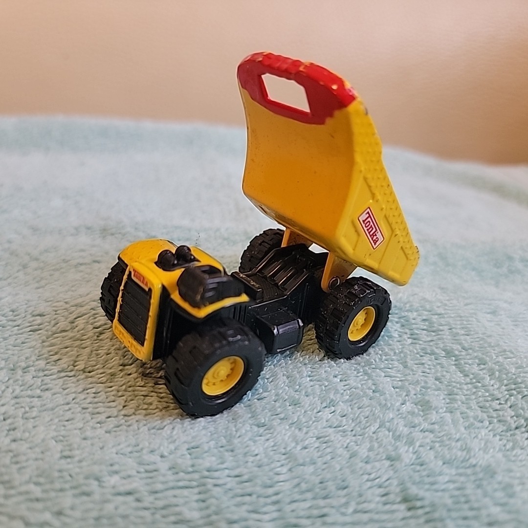 1/64 Maisto Hasbro Tonka Dump Truck Yellow 2 3/4″ Diecast Mini Toy 2005