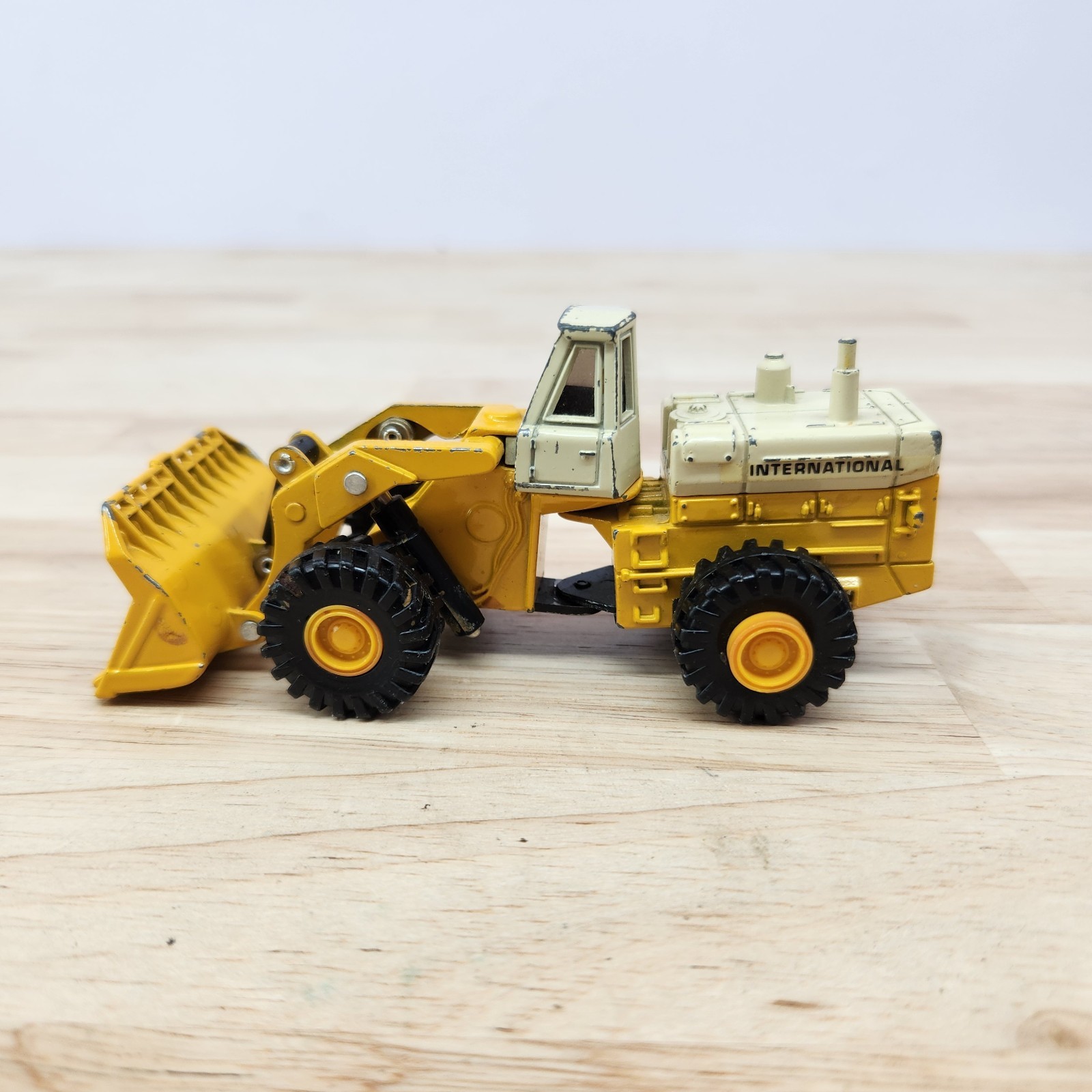 ERTL Mighty Movers Of The World – International 560 Wheel Loader 1:64 Diecast