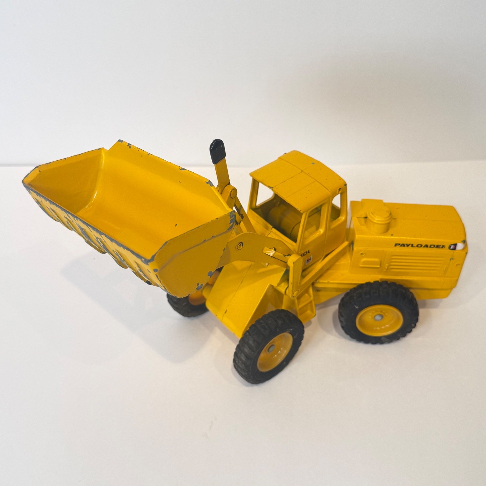 ERTL International Harvester IH Hough Payloader Articulated Bucket Loader 12”
