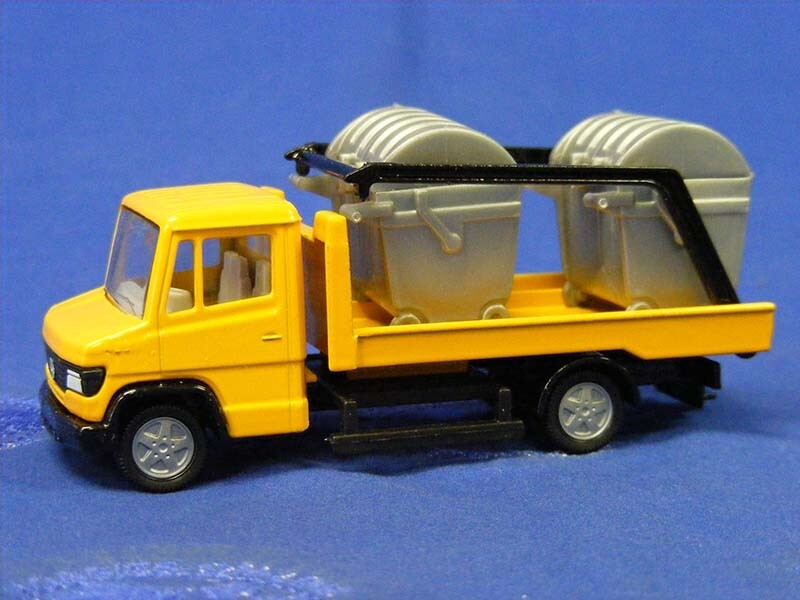 Siku 2017 Mercedes Benz Vario w/Liftoff Refuse Containers – W. Germany 1/55 MIB