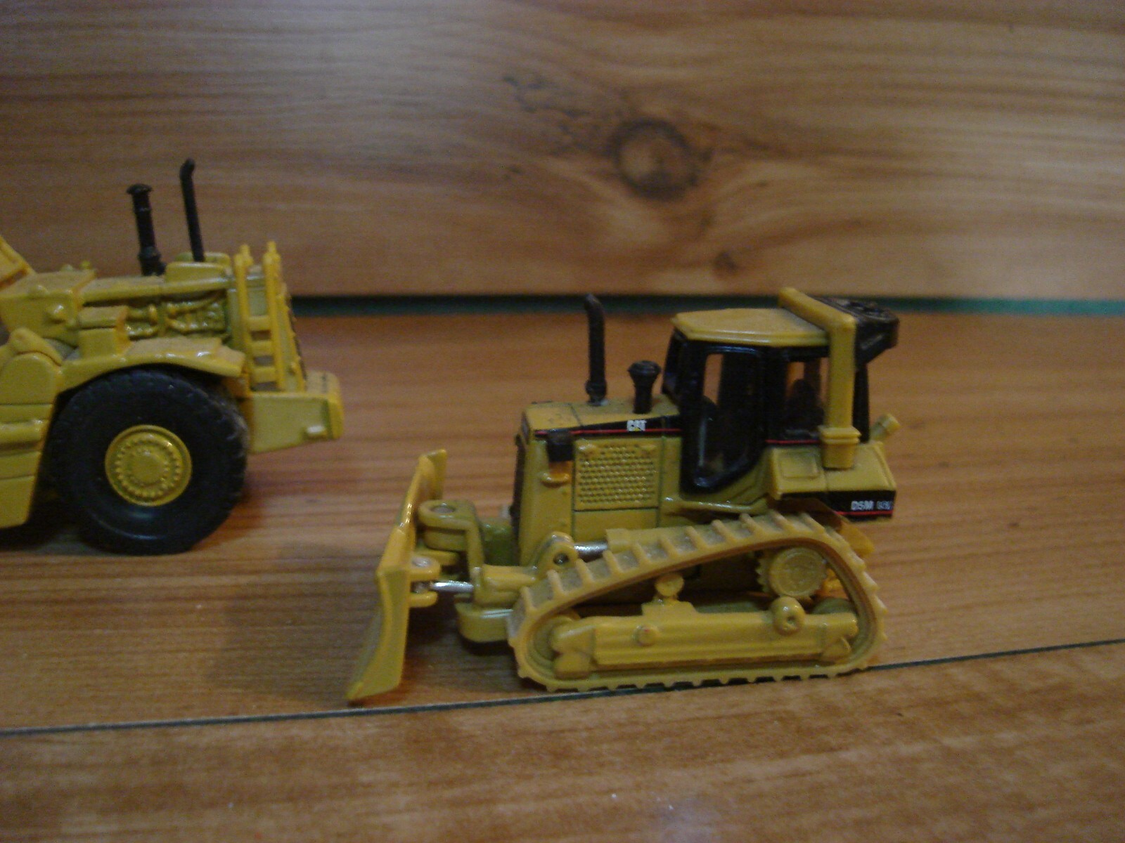Norscot HO Scale Cat 627G Auger Scraper With Auger/ Cat D5M LGP Track