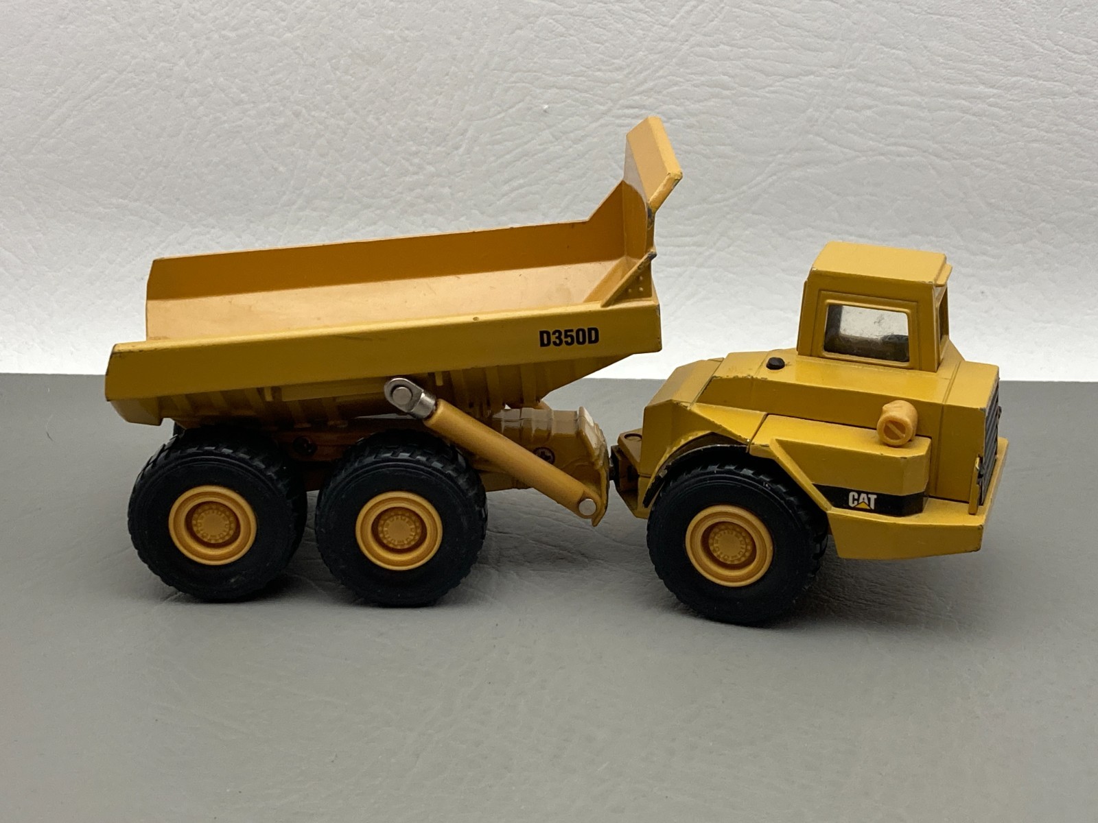 ERTL Caterpillar D350D Articulated Dump Truck Model 2431 1:50 Scale Collectible