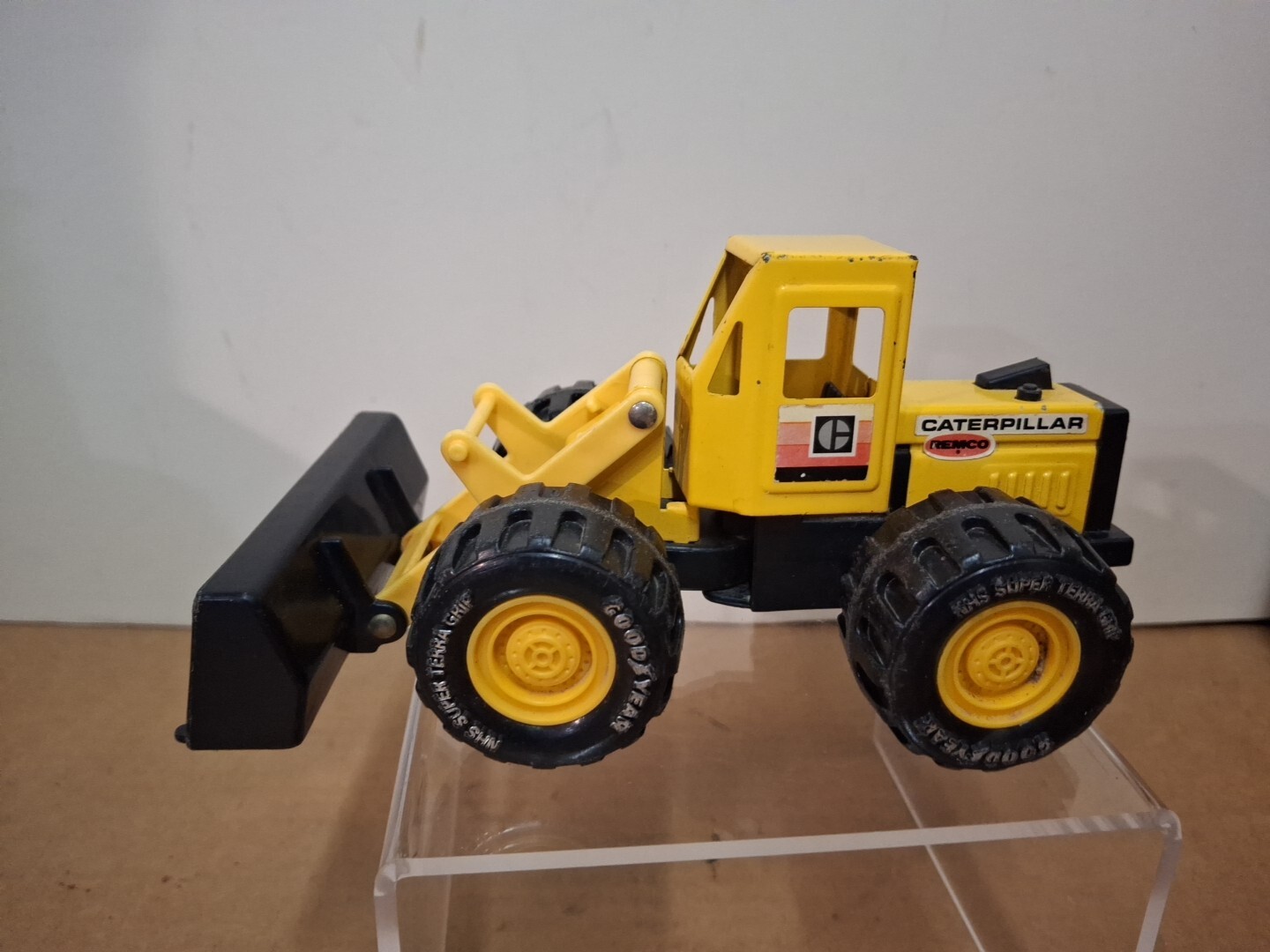 Vintage 1986 Caterpillar Front Loader Bucket Yellow and Black Tractor Truck