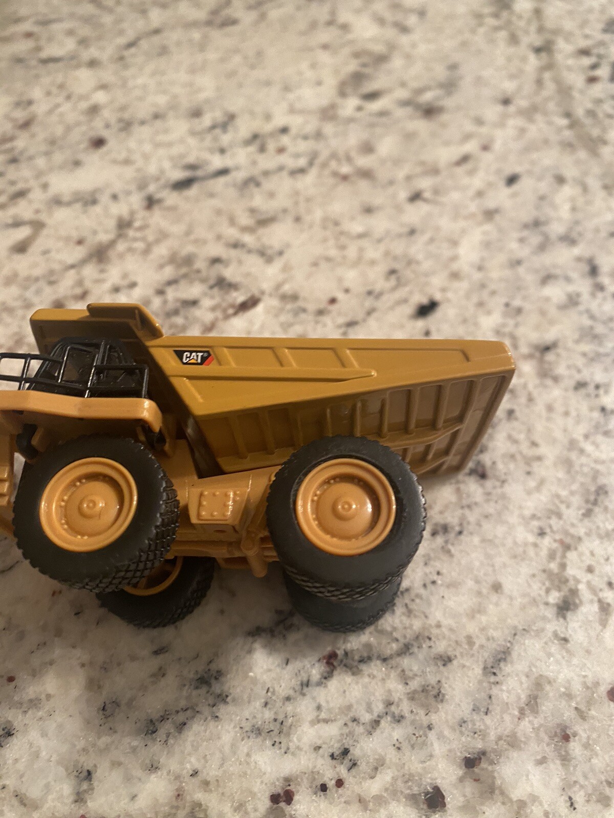 Toy State Industrial Caterpillar Dump Truck Scale Diecast Metal Vehicle Toy