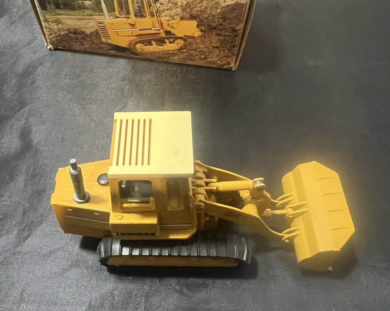 CONRAD LIEBHERR LR 621 TRACK LOADER – 1/50 DIECAST