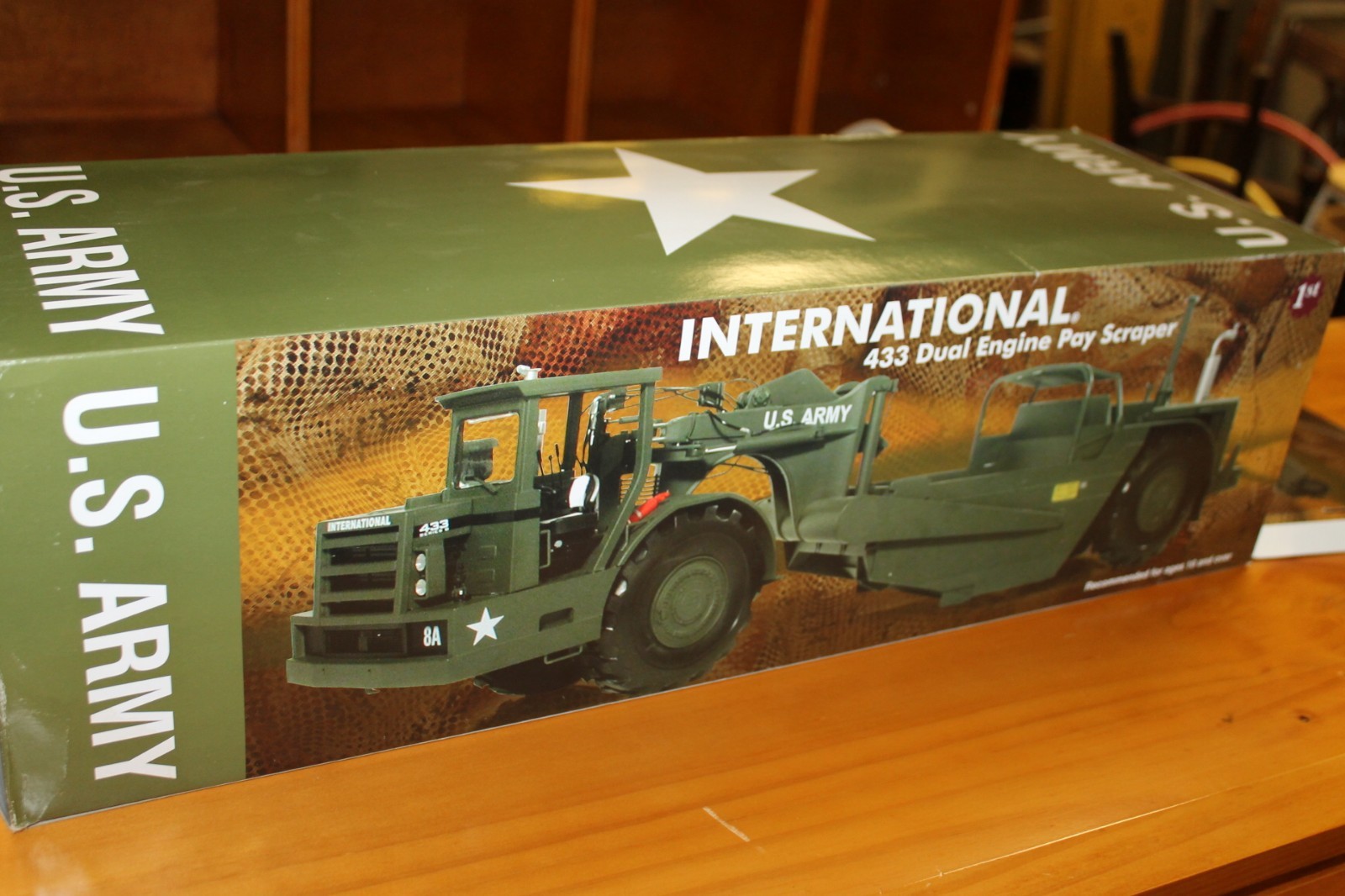 First gear International US Army Pay Scraper in BOX 1:25- Construction Truck