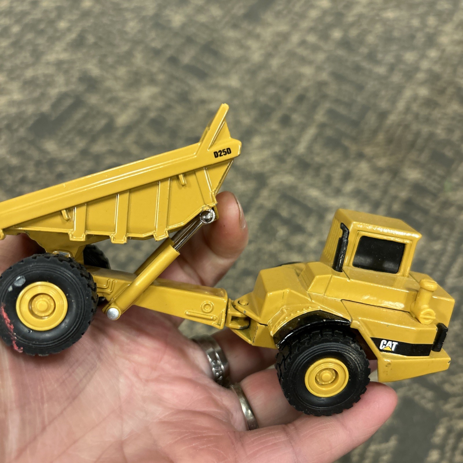 Caterpillar Diecast D25D Articulated Dump Truck
