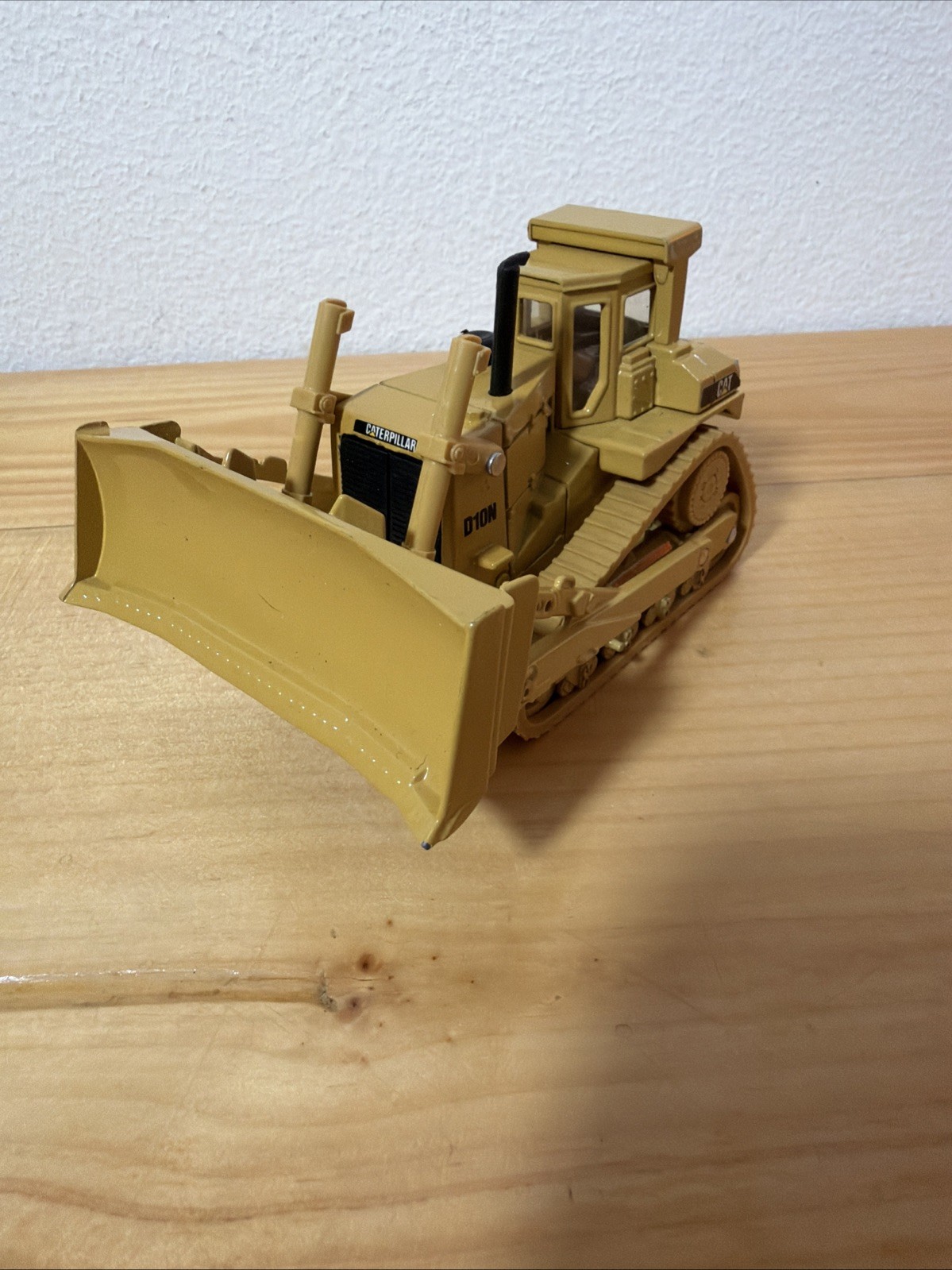 ERTL 6″ x 4″ Diecast CAT D10N Caterpillar Bulldozer Tractor 1856F