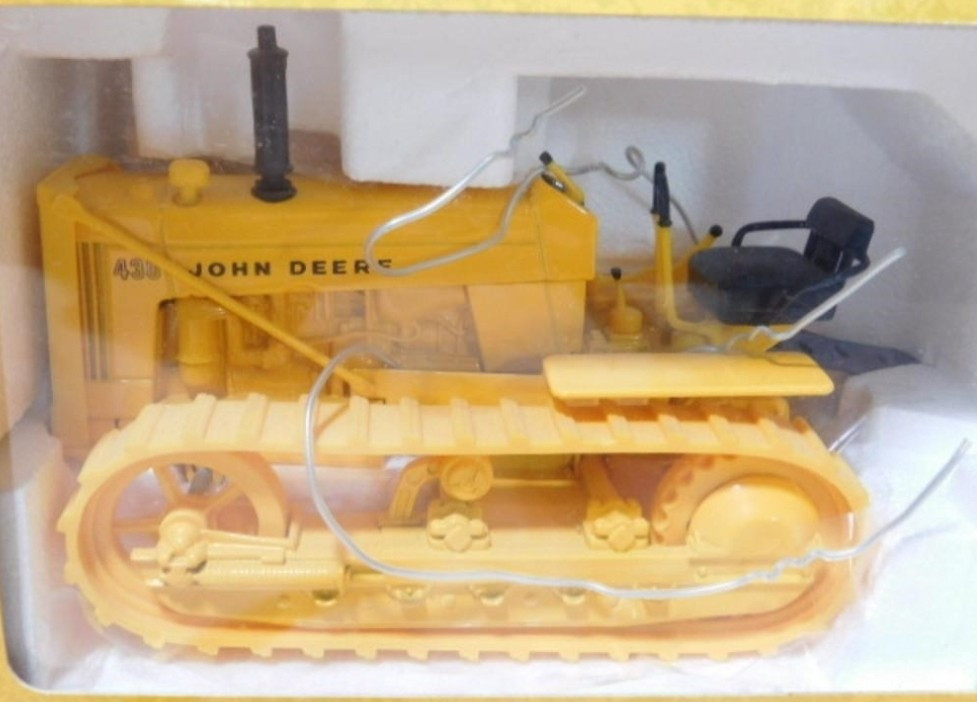 ERTL 1/16 SCALE DIE CAST JOHN DEERE 430 CRAWLER Collectible Toy NIB