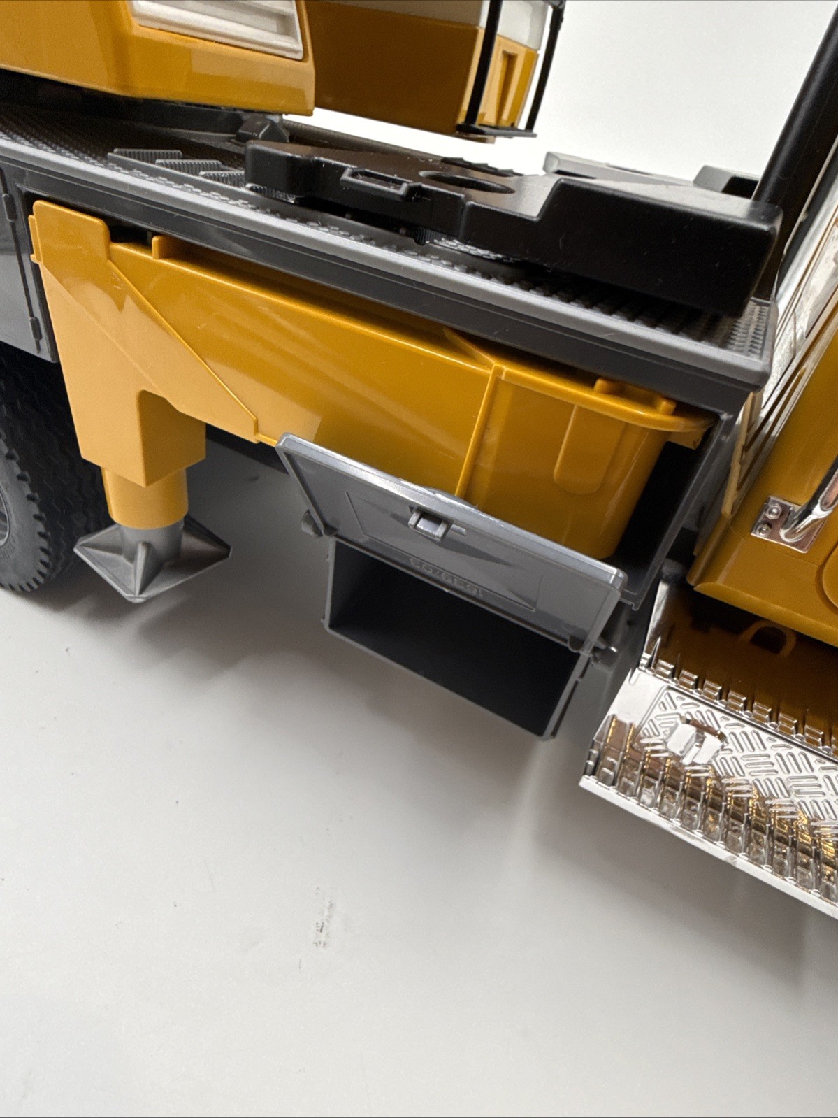 Bruder Mack Granite Liebherr Crane Truck 02818 Yellow 1:16 LTF 1045 Semi-Loader