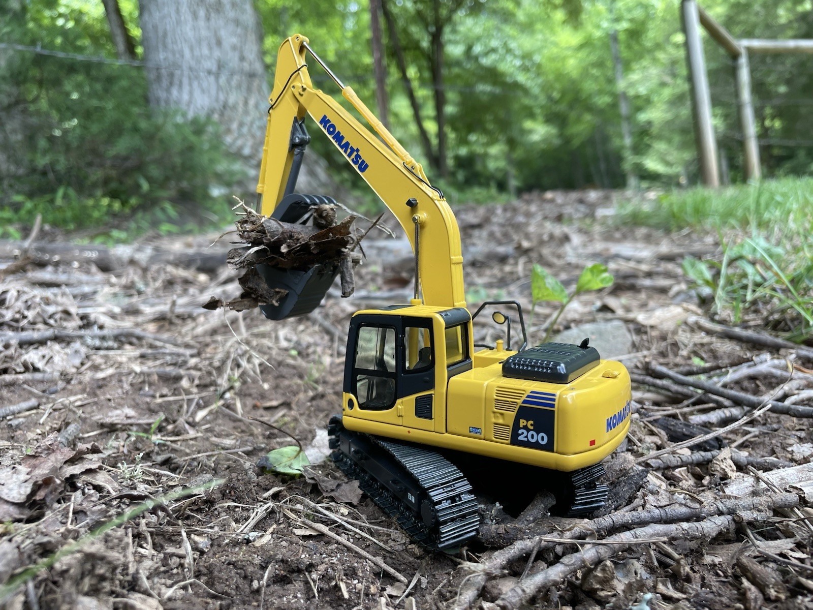 Komatsu PC200-8 Excavator w/ Case 1:50 Diecast Metal Construction Model