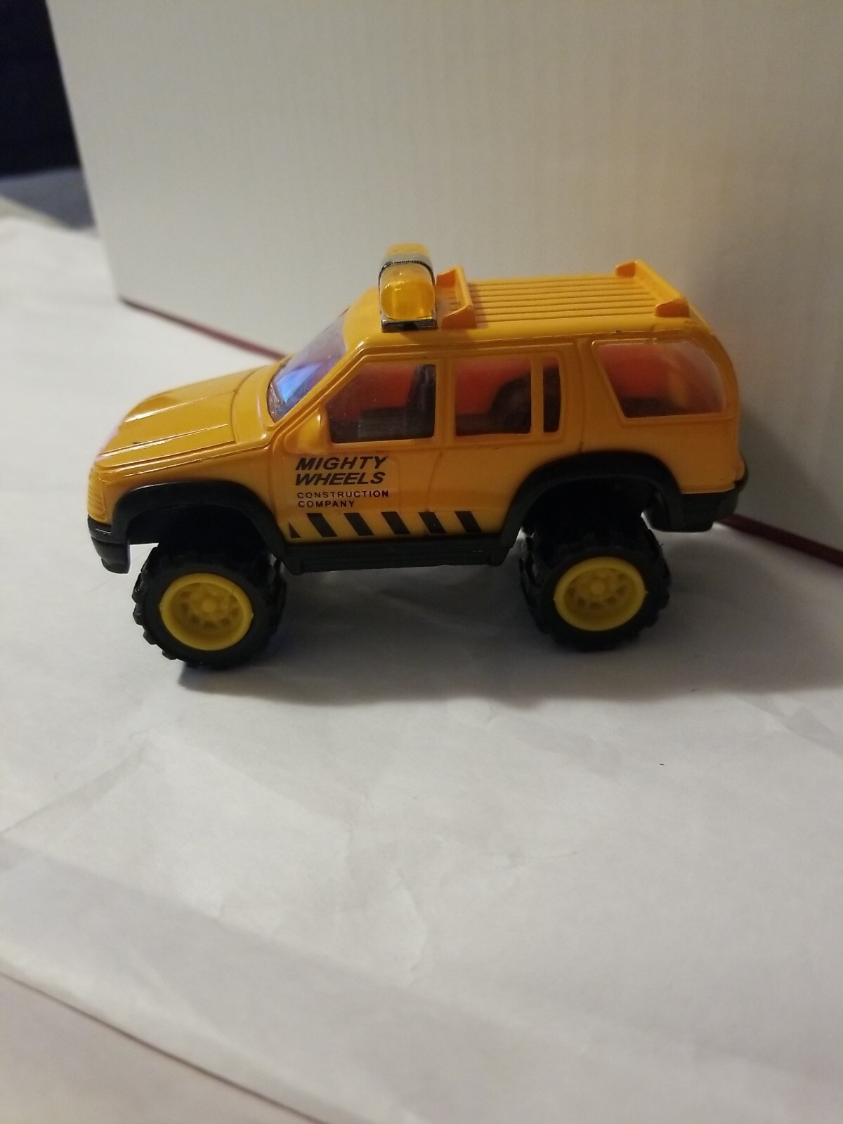 Toy Mighty Wheels Construction Company 4wd SUV Yellow plastic 4″ Long truck.