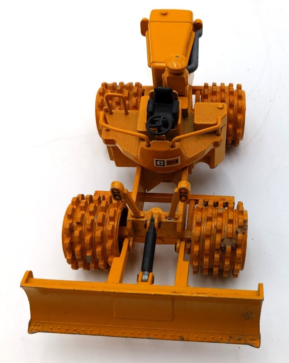 NZG 135 1:50 Scale Diecast Caterpillar 825 Compactor – Yellow/Box