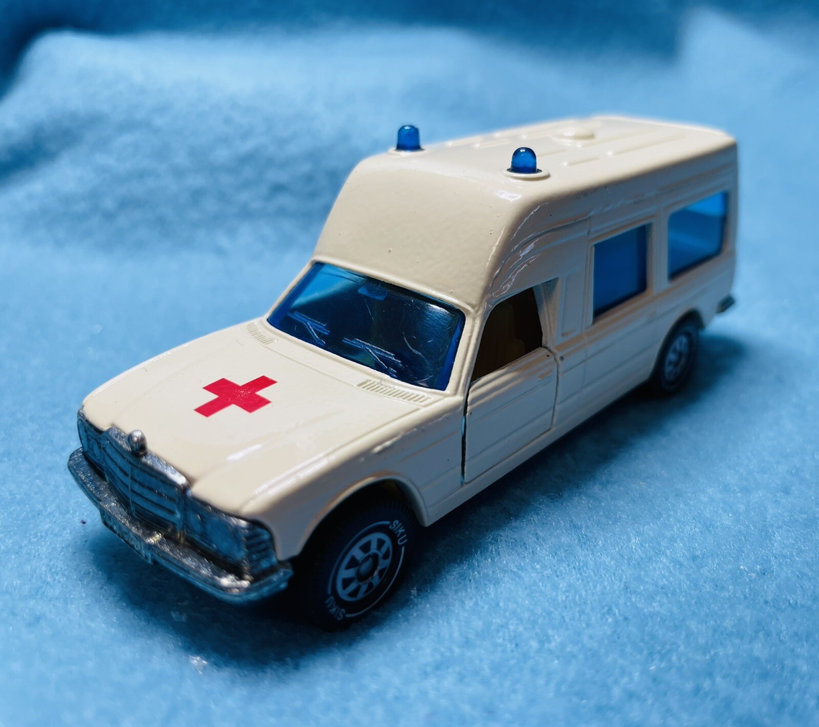 Vintage SIKU West German No. 1613 – BINZ KRANKENWAGEN Mercedes Ambulance