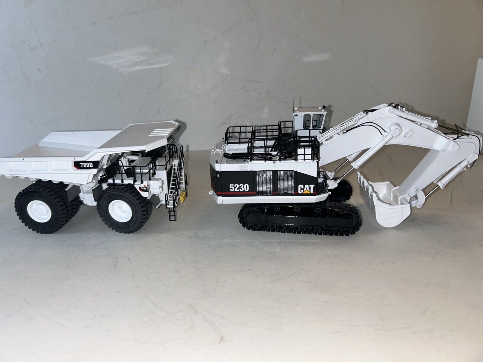 CCM Caterpillar 5230 Excavator with Caterpillar 789D 1/87 White