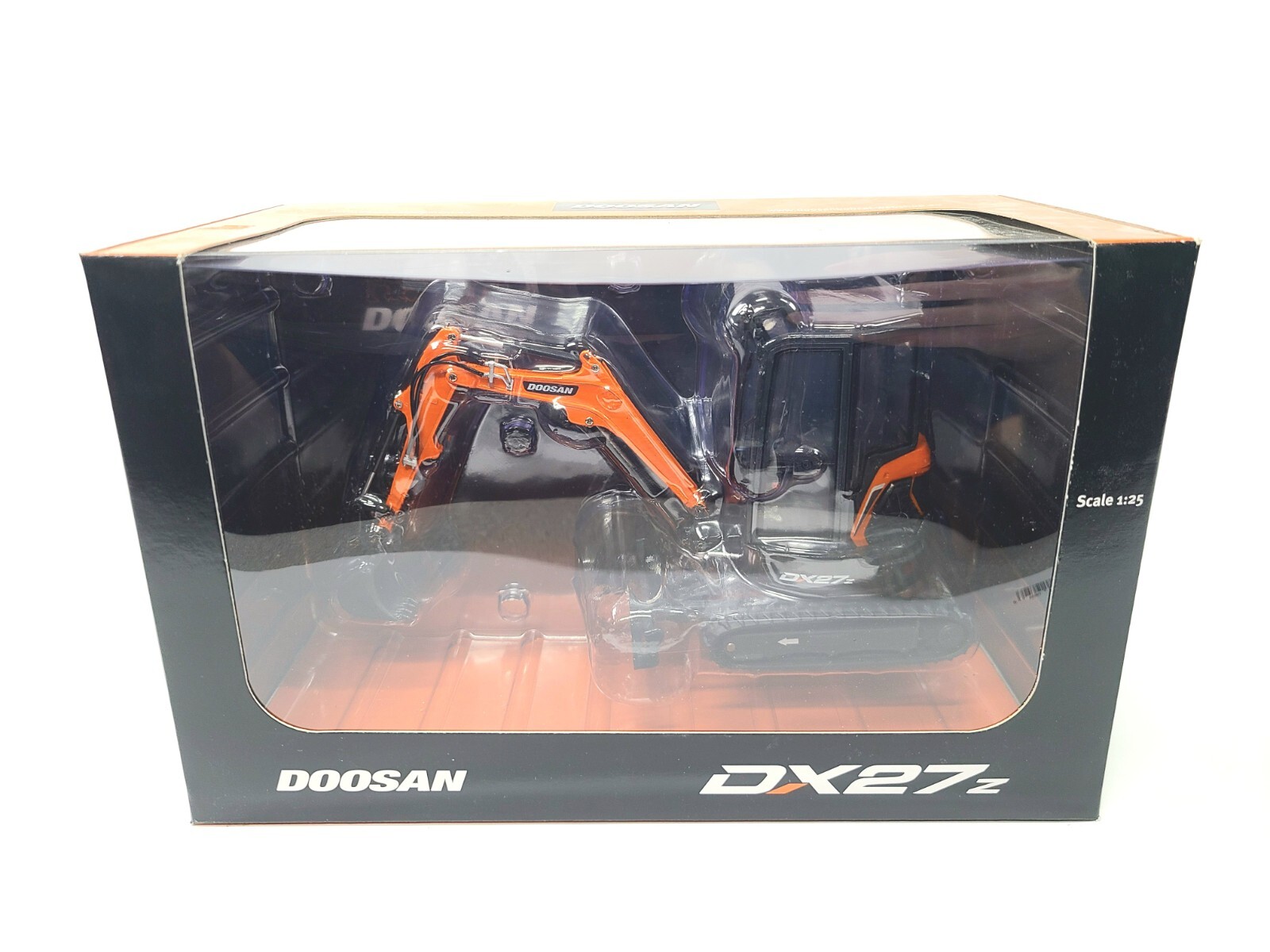 Doosan DX27Z Compact Excavator – UH IMC 1:25 Scale Diecast Model #UH8141 New