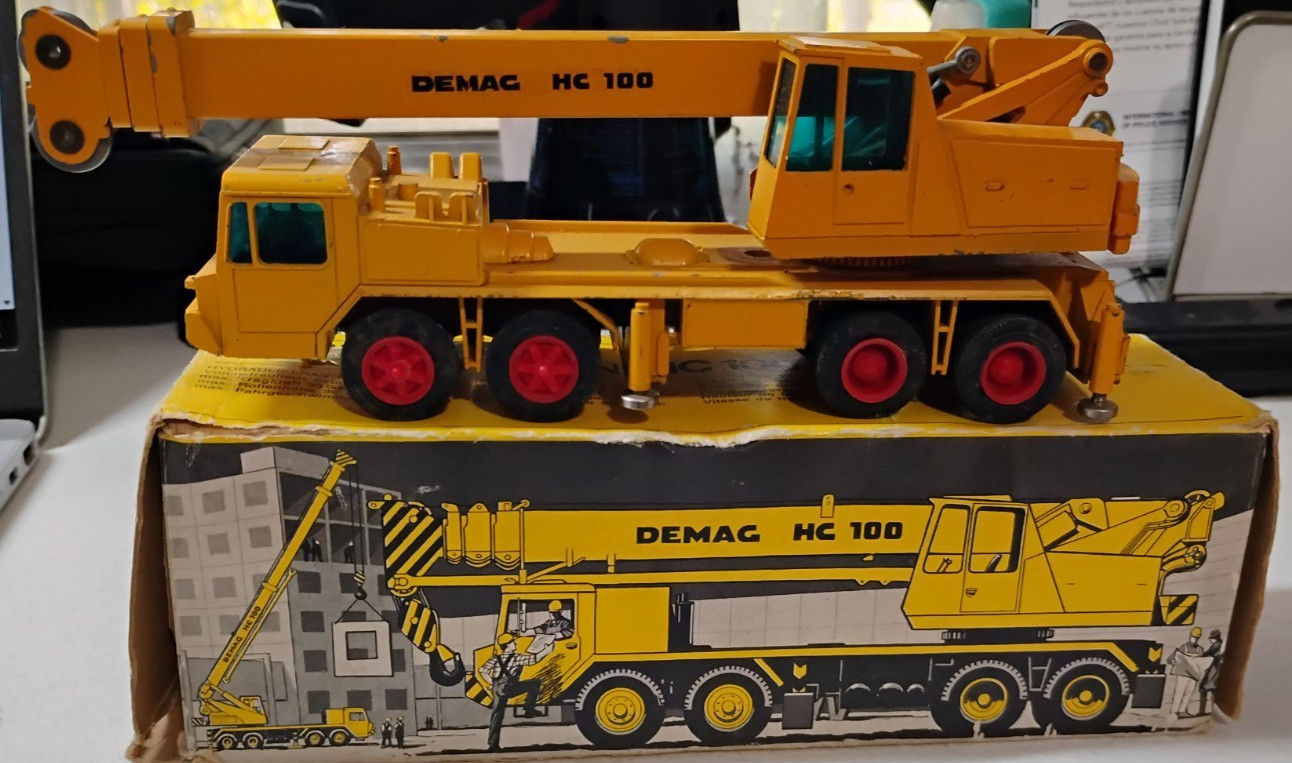 COLLECTIBLE.VINTAGE.BARELY USED.DEMAG Hydraulic HC 100 Crane Truck 1/50.DEAL.