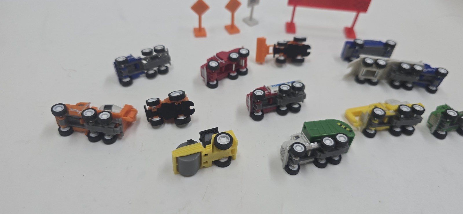 Mini Diecast Construction & Utility Vehicle Toy Set with Road Signs & Finish