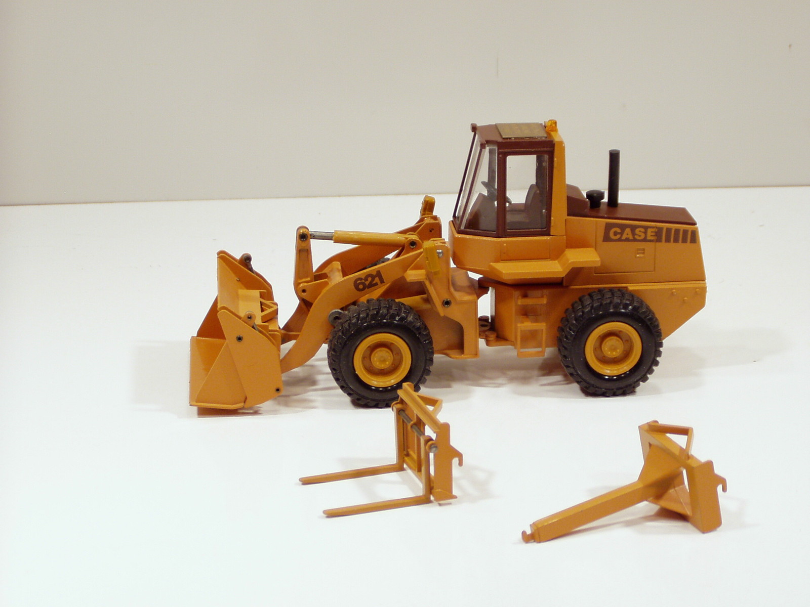 Case 621 Loader w/ Forks – “SPECIAL SALESMAN EDITION 229 of 300” – 1/35 – Conrad