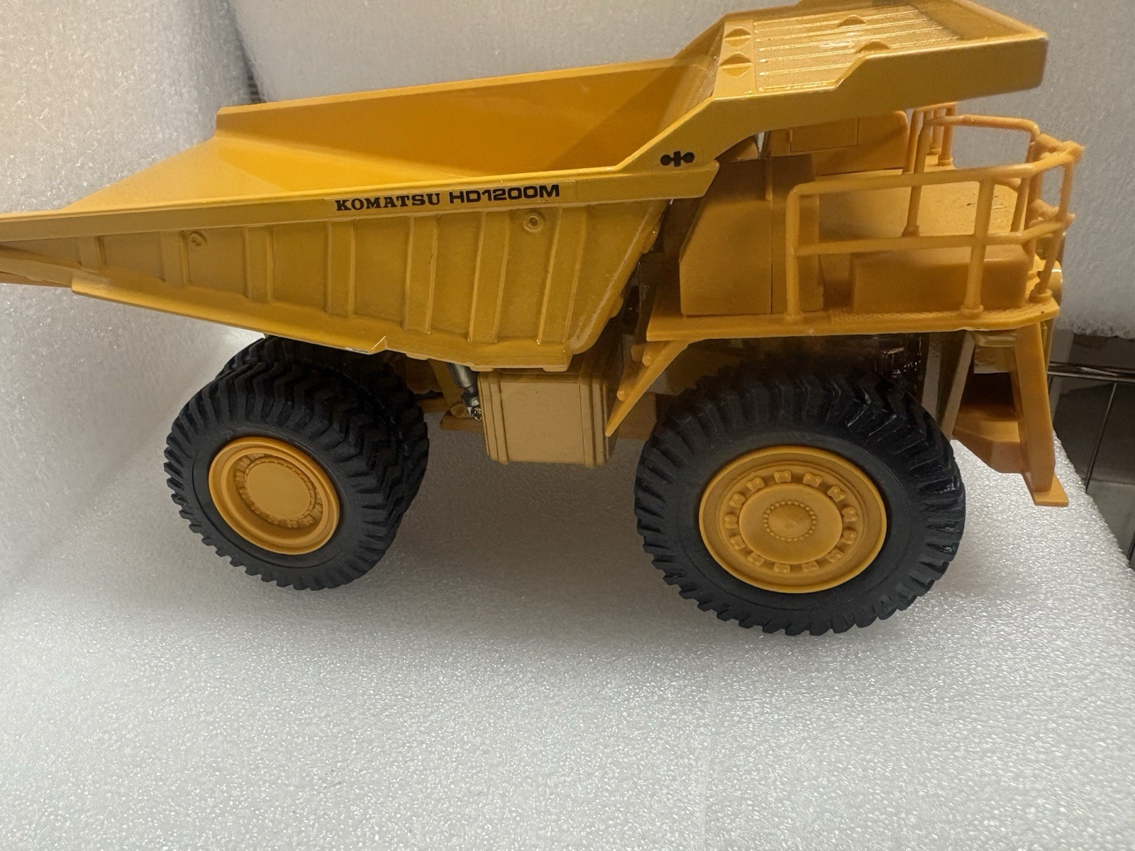 Komatsu Dump Truck Hd1200M Diecast Metal Model by Yonezawa Toys 1/50 Scale