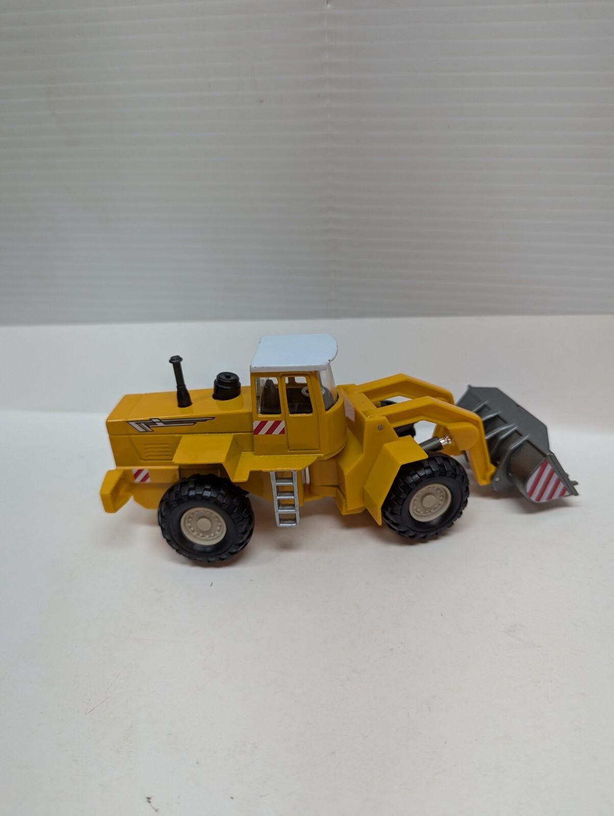 LOT OF 18 Construction Toys Trucks Men at Work Sign Rocks Steel Rolls Toy Set