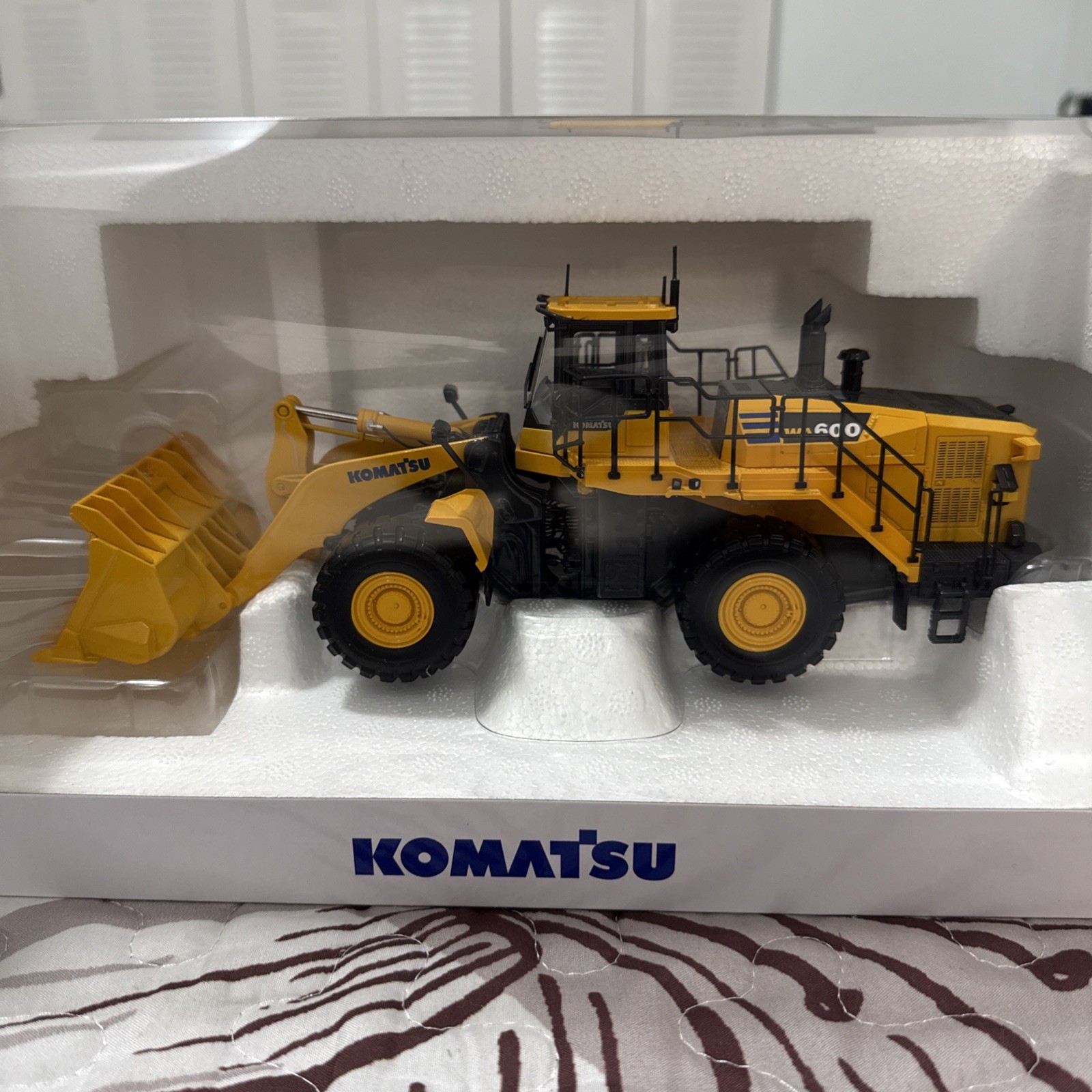 Komatsu WA600-8 Wheel Loader Wheeled Loader With Forks 1:50 Model 8153 MB