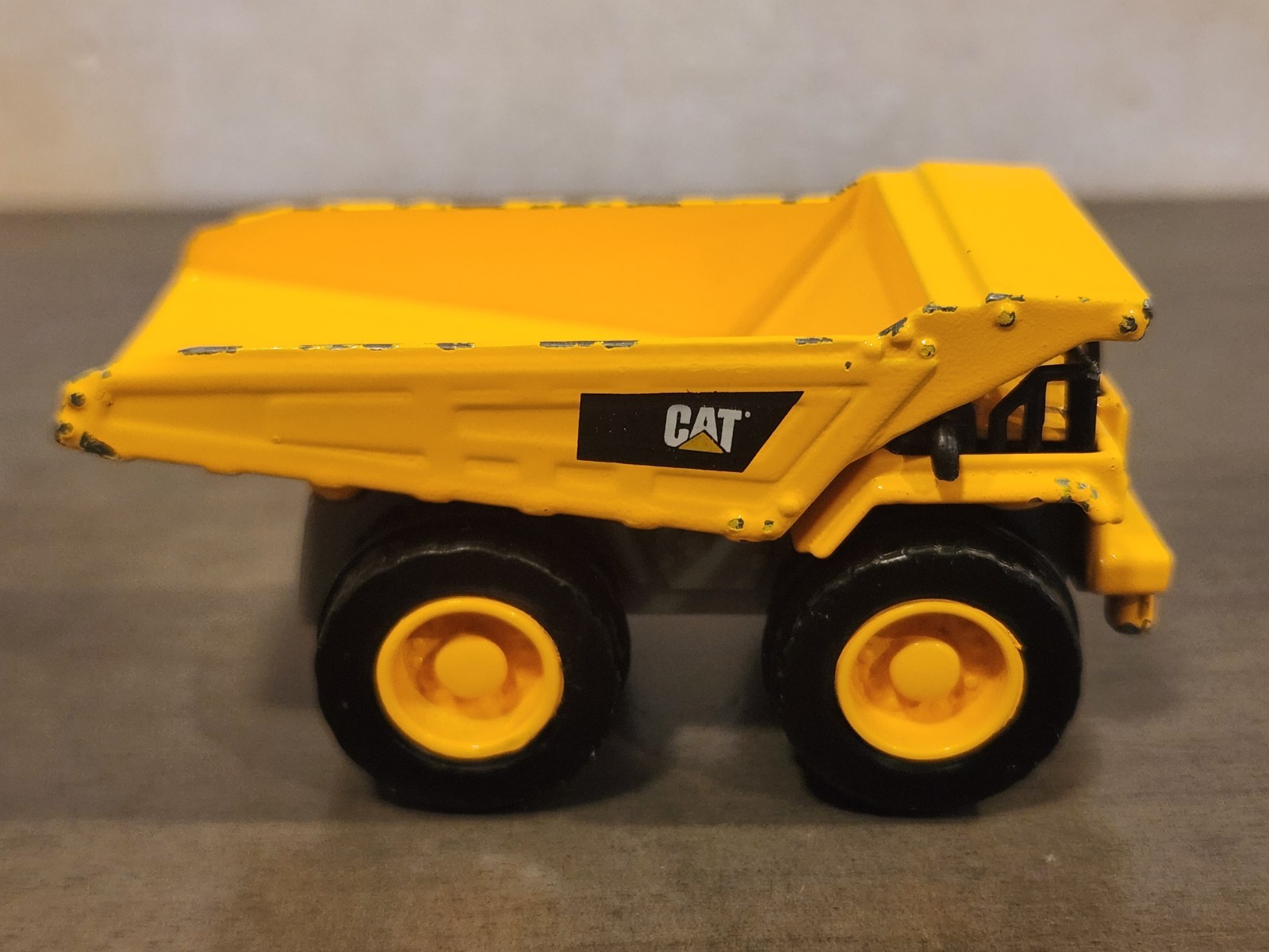 Caterpillar Cat 1:55 Scale Diecast Yellow Dump Truck Funrise 2019 82255 SEE DESC