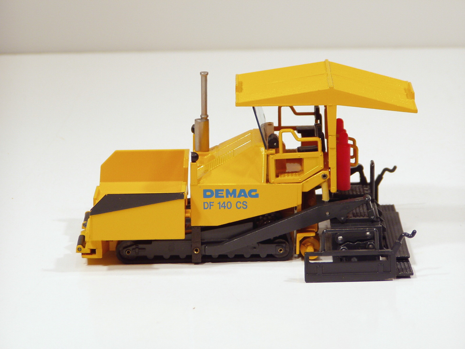 Demag DF140CS Paver – 1/50 – NZG #395 – Mint – No Box