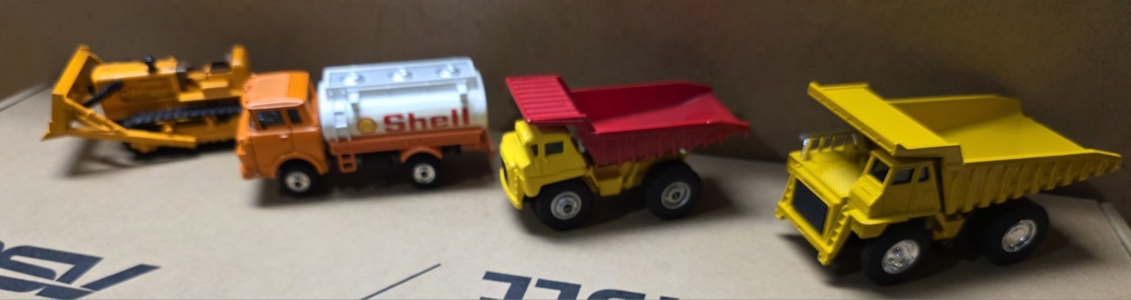 4 Shinsei Mini Power 13 Bulldozer, 40 Caterpillar 777 Truck, 10 Heavy Dump Truck