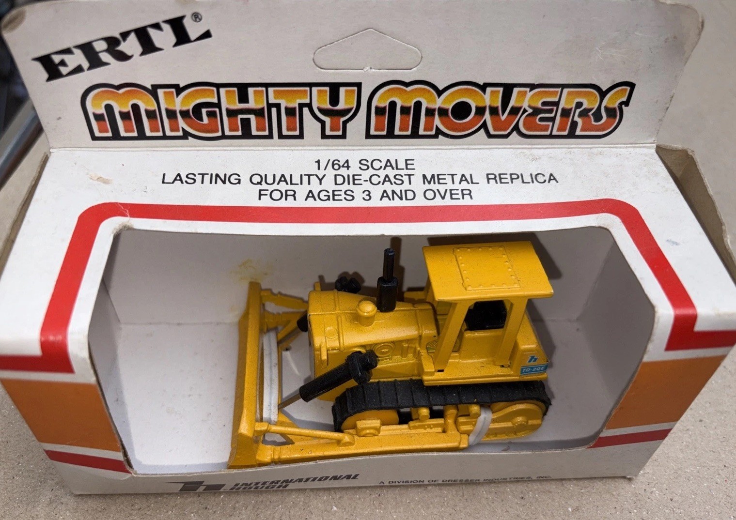 Ertl Mighty Movers International Hough Crawler TD-20E 1:64 1851 Die Cast Metal