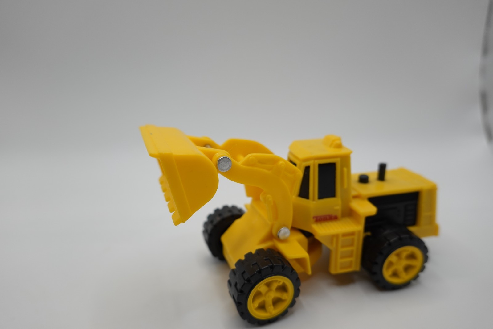 Tonka 1990 Front End Loader 1:64 Scale With Moving Loader Bucket NICE!