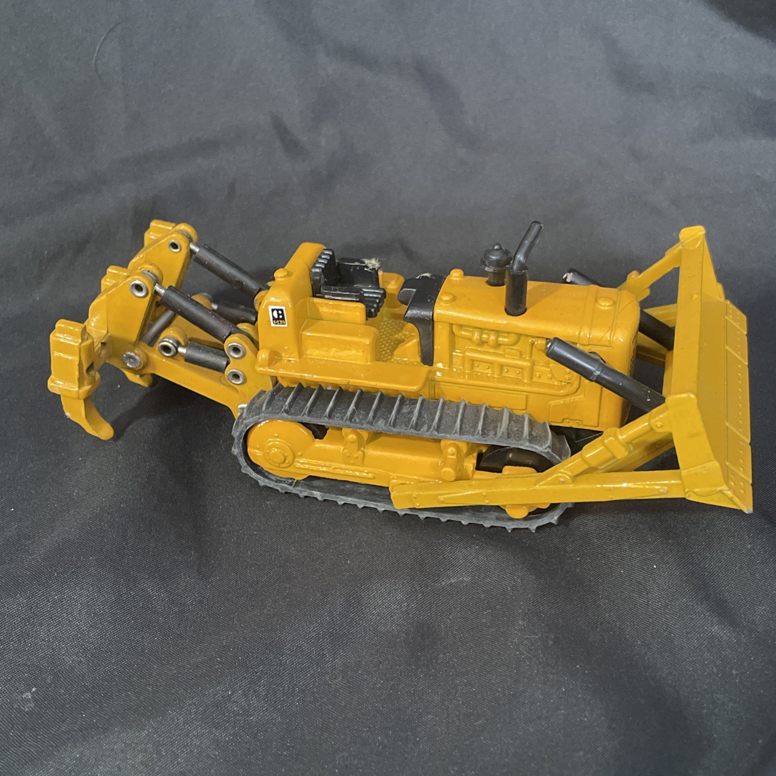 Caterpillar Cat D9G Dozer with Ripper – Shinsei 1:74 Scale No. 32