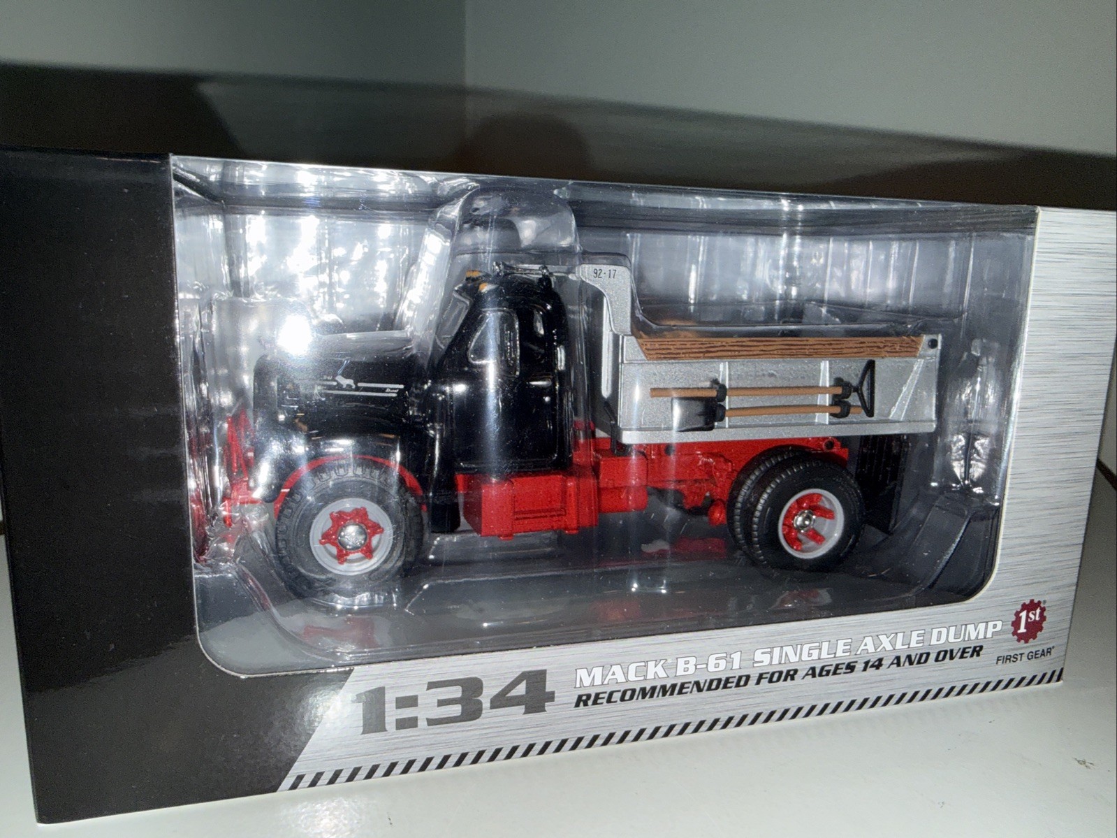 First Gear 1960 B-61 Model Mack Short Single Axle Dump Truck 1/34 19-4087 1/720